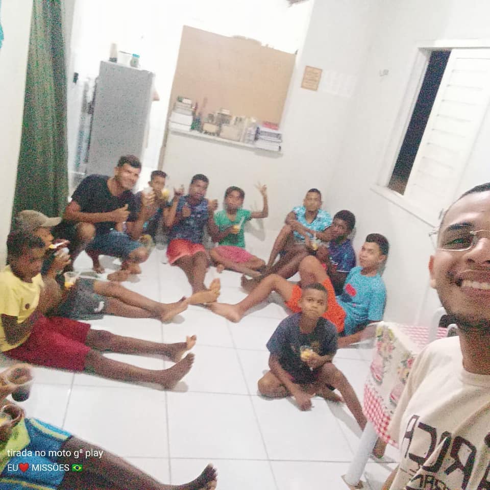 Hoje a noite, reunimos em nossa residência jovens e adolescentes para uma roda de conversa e meditação na palavra de Deus.