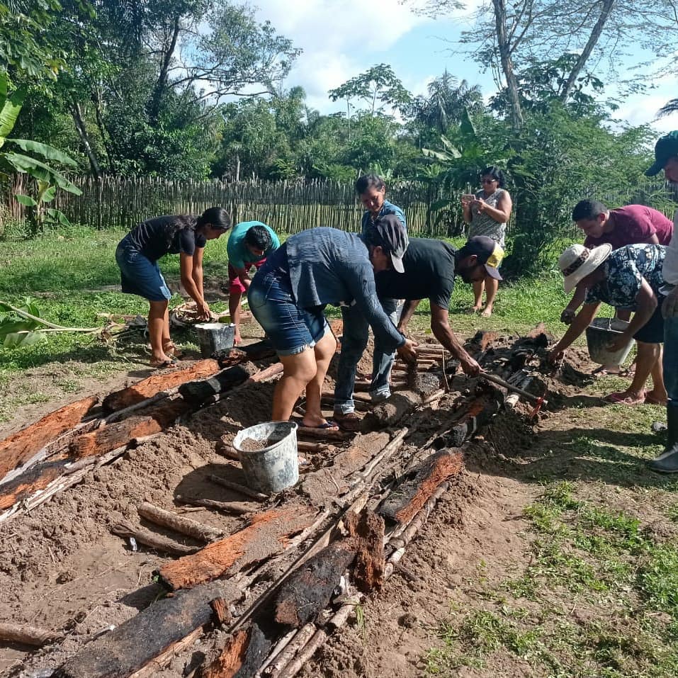 Os moradores da Ilha de Derrubada receberam uma aula incrível sobre Horticultura com o Agrônomo Mauro tendo o auxílio do missionário Inácio.