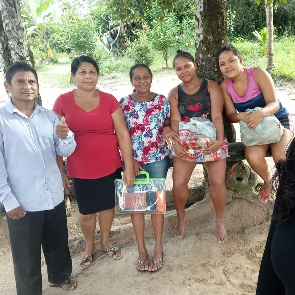 Nossas missionárias levando a palavra e a assistência básica as famílias carentes da Ilha de Derrubada – Pará.