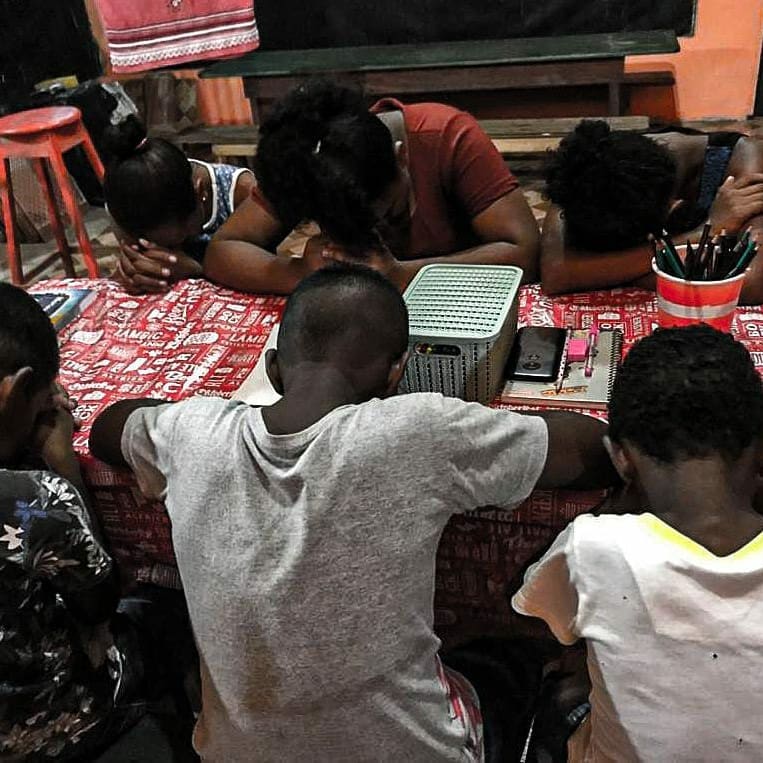 Nosso encontro com as adolescentes tem sido especial. Delegamos a cada uma na aula passada a tarefa de trazer um convidado e deu certo.