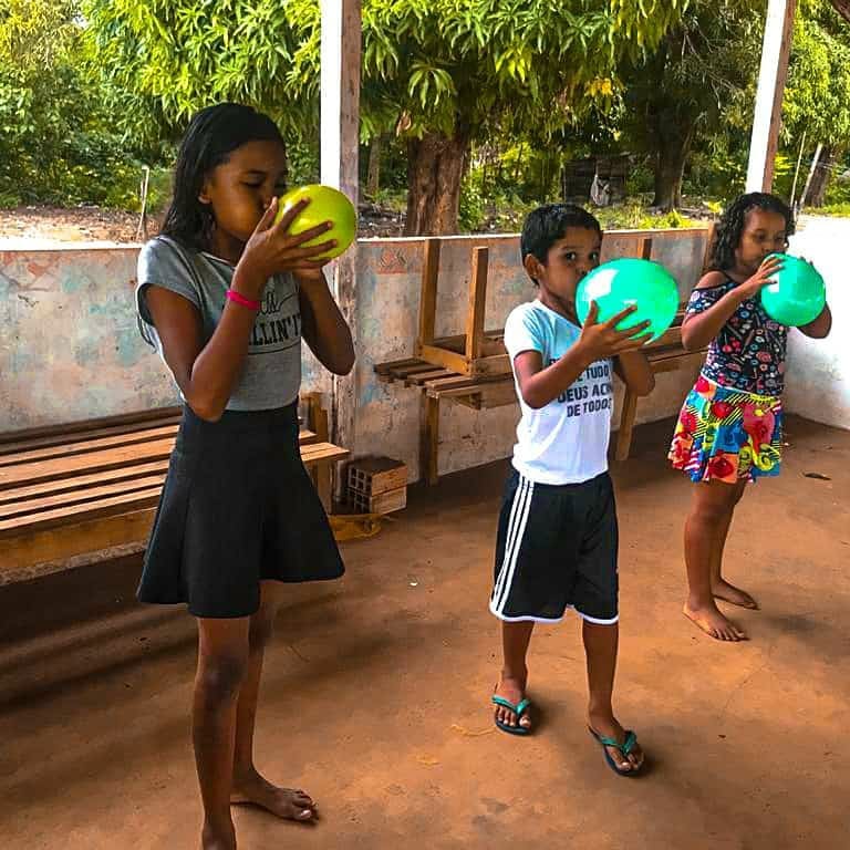 Momento de devocional com as crianças do Quilombo de Pau-Furado.