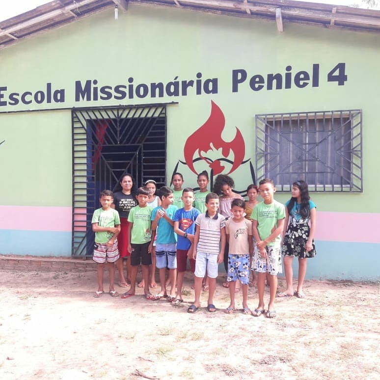 Na Peniel Borralhos, as crianças estão sendo ensinadas sobre produzir bons frutos.