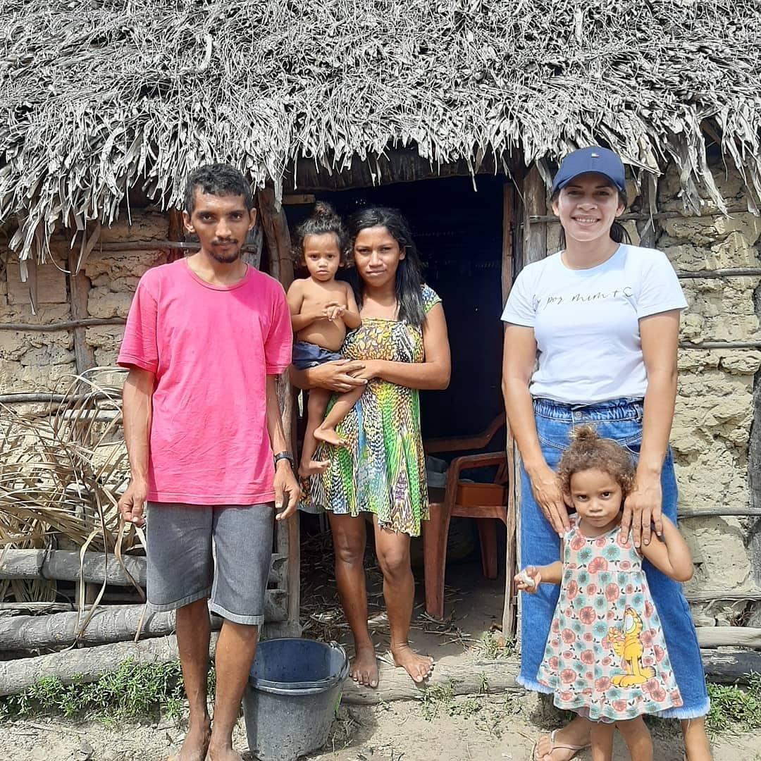 Essas duas famílias estão vivendo em casas em condições precárias de serem habitadas.