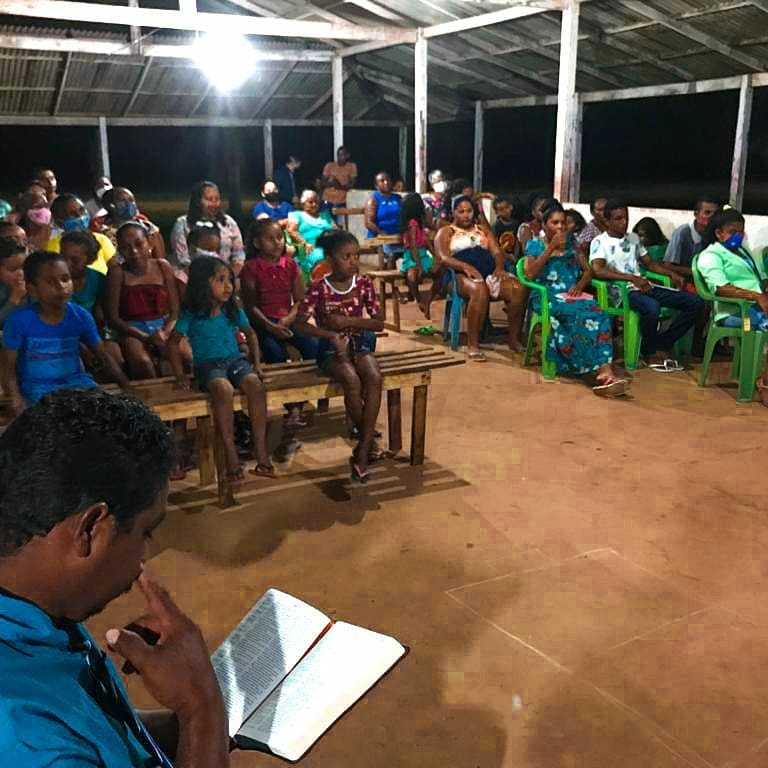 Ontem estivemos na comunidade quilombola de Pau-Furado realizando um culto evangelístico.