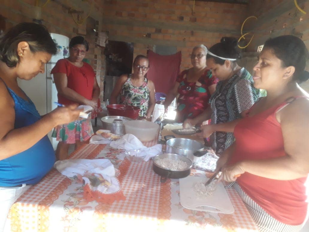 Comunidade de Joacaia sendo alcançada com a palavra de Deus através da oficina de pães caseiro.