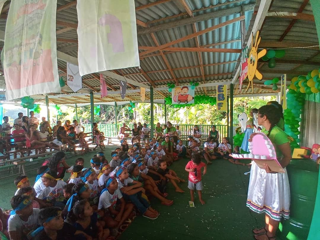 Tia Cris ministrou uma palestra linda sobre saúde bucal para as crianças e adolescentes da comunidade ribeirinha de Santa Luzia. No final, todas receberam um kit de higiene bucal.