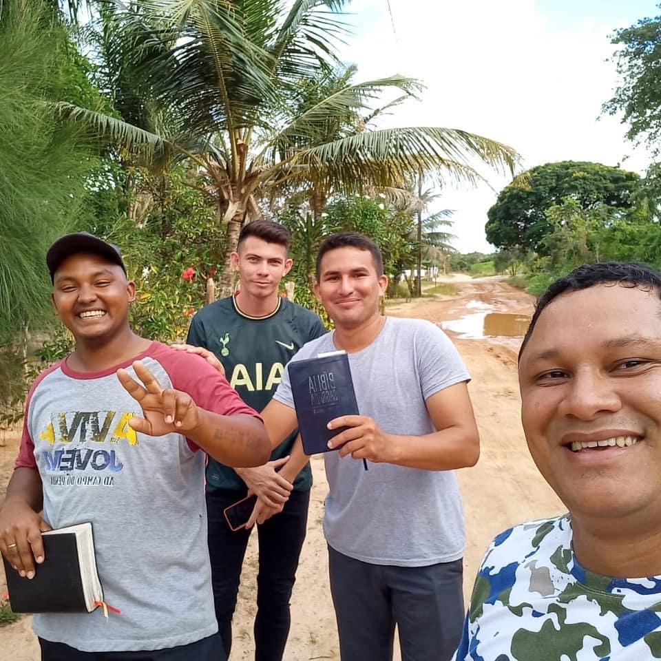 Nosso obreiro, Robson Marcelo tem mobilizado uma equipe de evangelizadores e de porta em porta pela comunidade de Curuçambaua estão indo pregando o evangelho em busca das ovelhas perdidas.