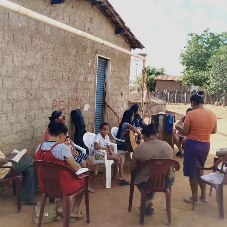 O Senhor implantou em nosso coração o desejo de realizar tarde de louvor nas casas dos irmãos.